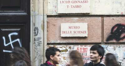 Copertina di Molestie e stalking al liceo Tasso di Roma: professore indagato e sospeso. Una decina le vittime