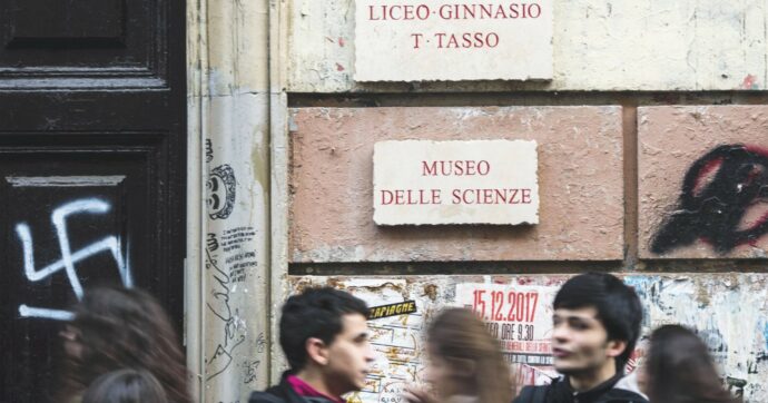 Molestie e stalking al liceo Tasso di Roma: professore indagato e sospeso. Una decina le vittime