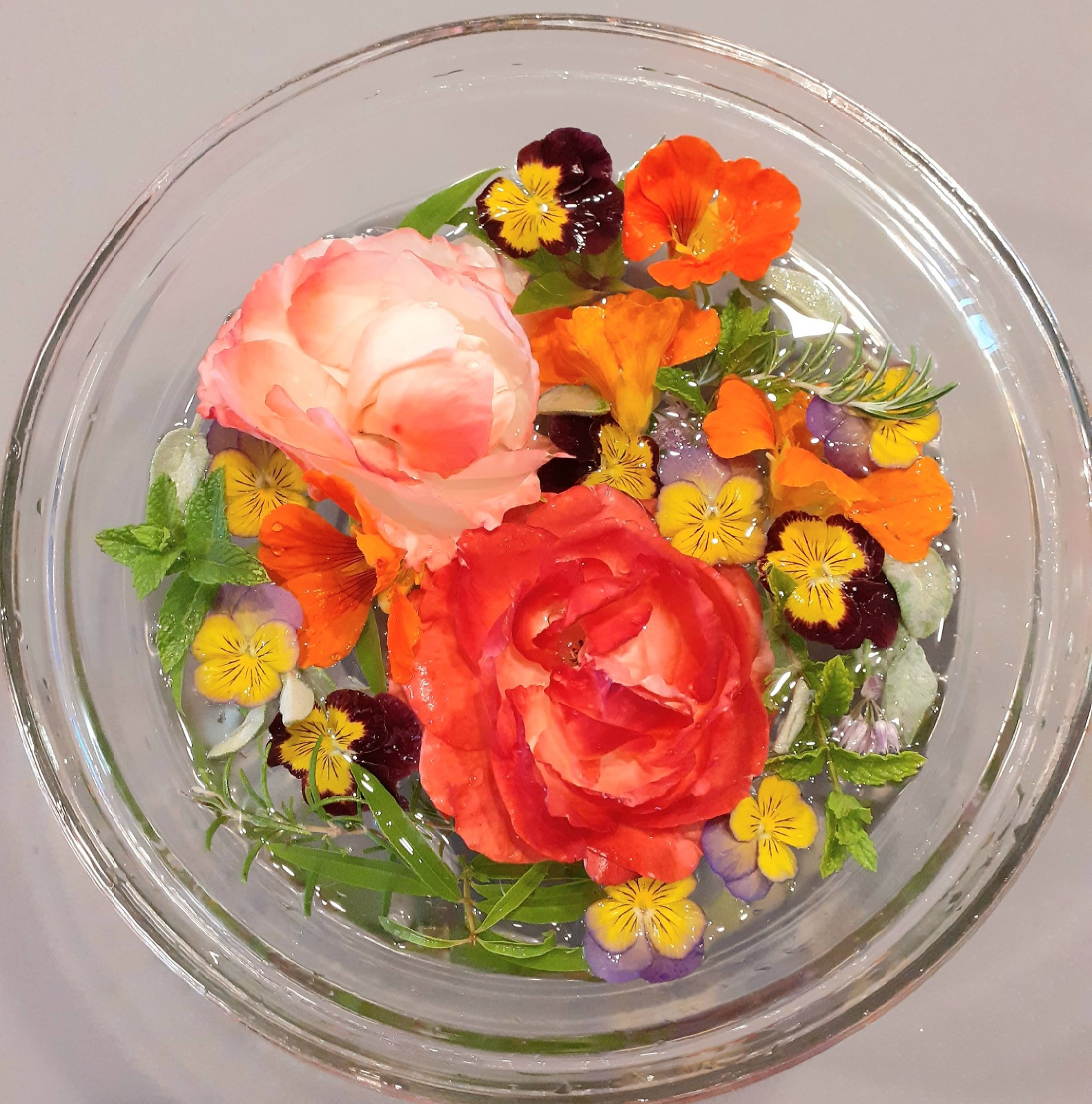 Rose e fiori immersi per l'acqua di San Giovanni