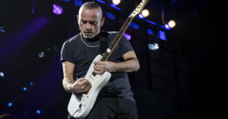 Copertina di “Cosa ti inca**i con me, l’ho detto dieci volte. Io non posso dire a tutti di sedersi, vieni qua”: Eros Ramazzotti interrompe il concerto e risponde a un fan – IL VIDEO