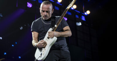 Copertina di “Cosa ti inca**i con me, l’ho detto dieci volte. Io non posso dire a tutti di sedersi, vieni qua”: Eros Ramazzotti interrompe il concerto e risponde a un fan – IL VIDEO