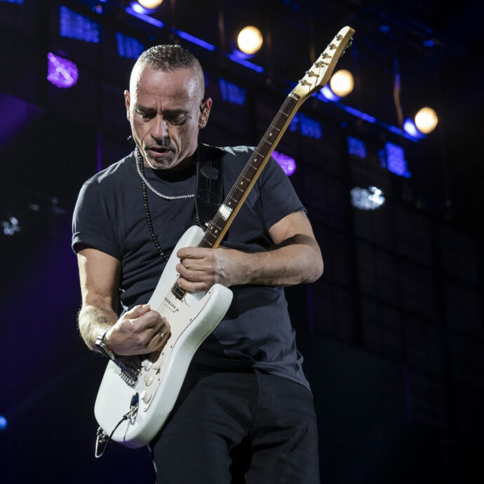“Cosa ti inca**i con me, l’ho detto dieci volte. Io non posso dire a tutti di sedersi, vieni qua”: Eros Ramazzotti interrompe il concerto e risponde a un fan – IL VIDEO