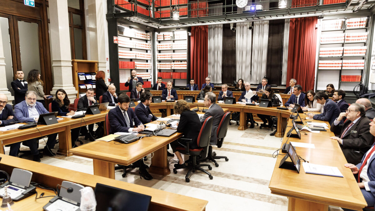 Legge elettorale, sprint della maggioranza. Accantonate le preferenze e riformulata l’esenzione dalla raccolta delle firme (che esclude i vannacciani)