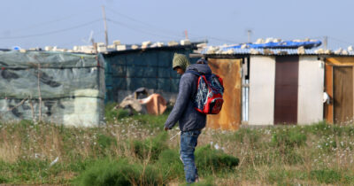 Copertina di Da Borgo Mezzanone a Torretta Antonacci, i “ghetti” dei braccianti tra alloggi di fortuna e acqua non potabile. Mentre i 200 milioni del Pnrr sono andati persi