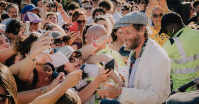 Copertina di Jovanotti, Yann Tiersen, Ganavya, M.I.A.: l’evento segreto Festival of the Sun incanta i borghi della Val D’Elsa