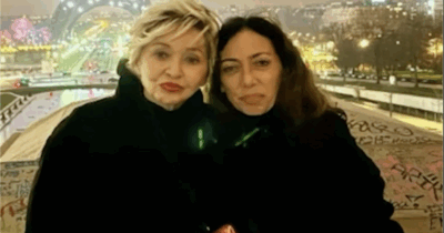 Copertina di “Mamma era stata malissimo, ma poi si è truccata, vestita e siamo andate alla Tour Eiffel”: la figlia di Enrica Bonaccorti ricorda l’ultimo viaggio fatto a Parigi
