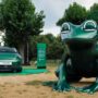 Copertina di La rana torna nella Capitale. Twingo E-Tech Electric diventa un’opera d’arte