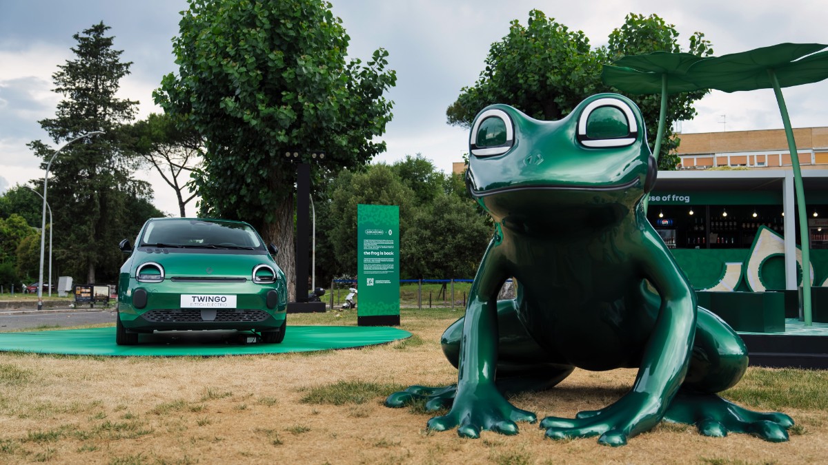 la rana torna nella capitale twingo e tech electric diventa un8217opera d8217arte da Ilfattoquotidiano.it la rana torna nella capitale twingo e tech electric diventa un8217opera d8217arte