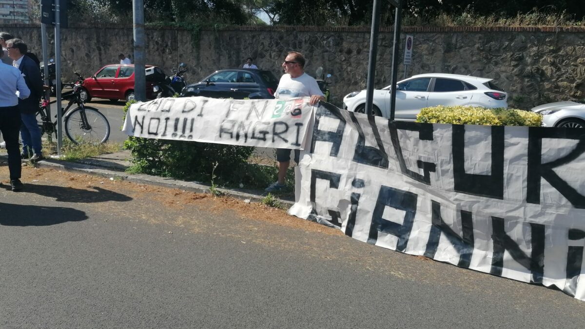 gianni alemanno 232 uscito dal carcere l8217ex sindaco di roma lascia rebibbia da Ilfattoquotidiano.it gianni alemanno 232 uscito dal carcere l8217ex sindaco di roma lascia rebibbia