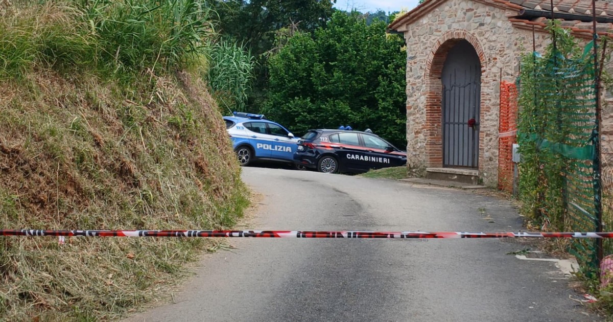 uccide a fucilate la moglie e il figlio poi sale sul tetto armato fermato dai carabinieri da Ilfattoquotidiano.it uccide a fucilate la moglie e il figlio poi sale sul tetto armato fermato dai carabinieri