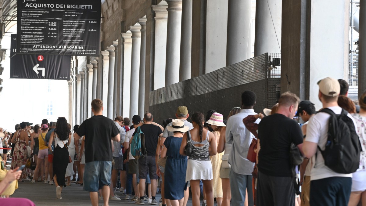 gli uffizi sospendono la vendita dei biglietti per il caldo estremo impianto di condizionamento non regge chiusura anticipata per louvre e tour eiffel da Ilfattoquotidiano.it gli uffizi sospendono la vendita dei biglietti per il caldo estremo impianto di condizionamento non regge chiusura anticipata per louvre e tour eiffel