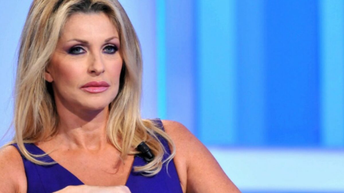 “Scappai di casa a 15 anni dopo che mia madre mi aveva picchiata in modo mostruoso. Mio padre? Ci siamo ritrovati quando si è ammalato di Alzheimer”: parla Paola Ferrari