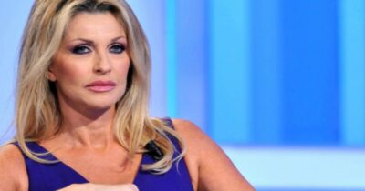Copertina di “Scappai di casa a 15 anni dopo che mia madre mi aveva picchiata in modo mostruoso. Mio padre? Ci siamo ritrovati quando si è ammalato di Alzheimer”: parla Paola Ferrari