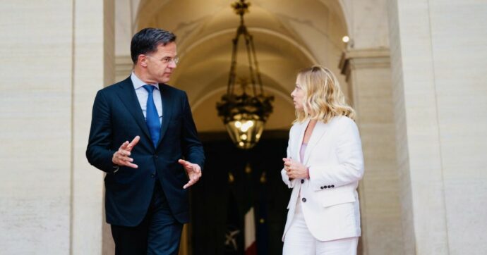 Rutte e le basi italiane, Conte: “Crollano le favolette del governo, Meloni riferisca in Aula”. Avs: “Chi mente?”