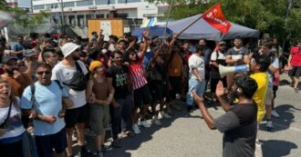 Prato, l’azienda cinese indagata chiude e licenzia: i padroni assaltano il presidio, feriti anche poliziotti