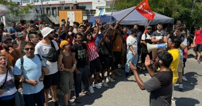 Prato, l’azienda cinese indagata chiude e licenzia: i padroni assaltano il presidio, feriti anche poliziotti