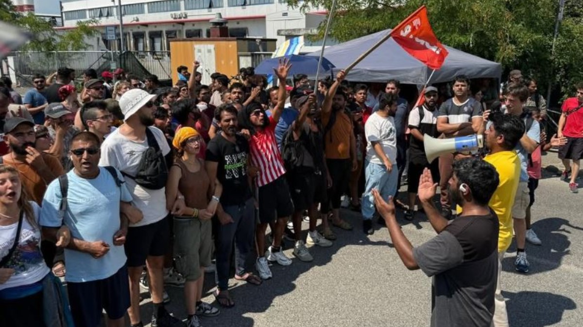 Prato, l’azienda cinese indagata chiude e licenzia: i padroni assaltano il presidio, feriti anche poliziotti