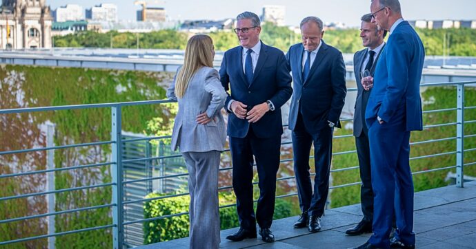 Il vertice dei leader E5: più soldi per la difesa comune e sostegno a Kiev. Meloni: “Rafforziamo la componente europea della Nato”