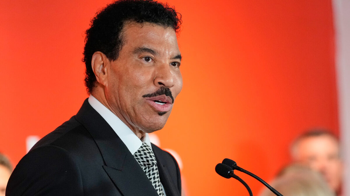 Lionel Richie ha le vertigini, si sente male e interrompe il concerto: “Non è in grado di continuare”