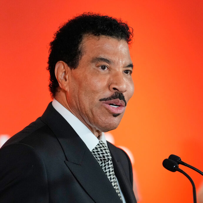 Lionel Richie ha le vertigini, si sente male e interrompe il concerto: “Non è in grado di continuare”