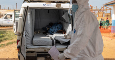 Copertina di L’allarme di Oxfam: perché l’epidemia di Ebola in Congo è “gravemente sottostimata”. Primo caso Ue: isolato un medico in Francia
