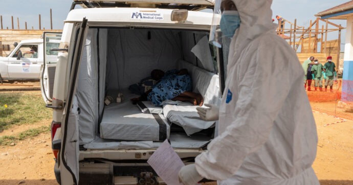 L’allarme di Oxfam: perché l’epidemia di Ebola in Congo è “gravemente sottostimata”. Primo caso Ue: isolato un medico in Francia