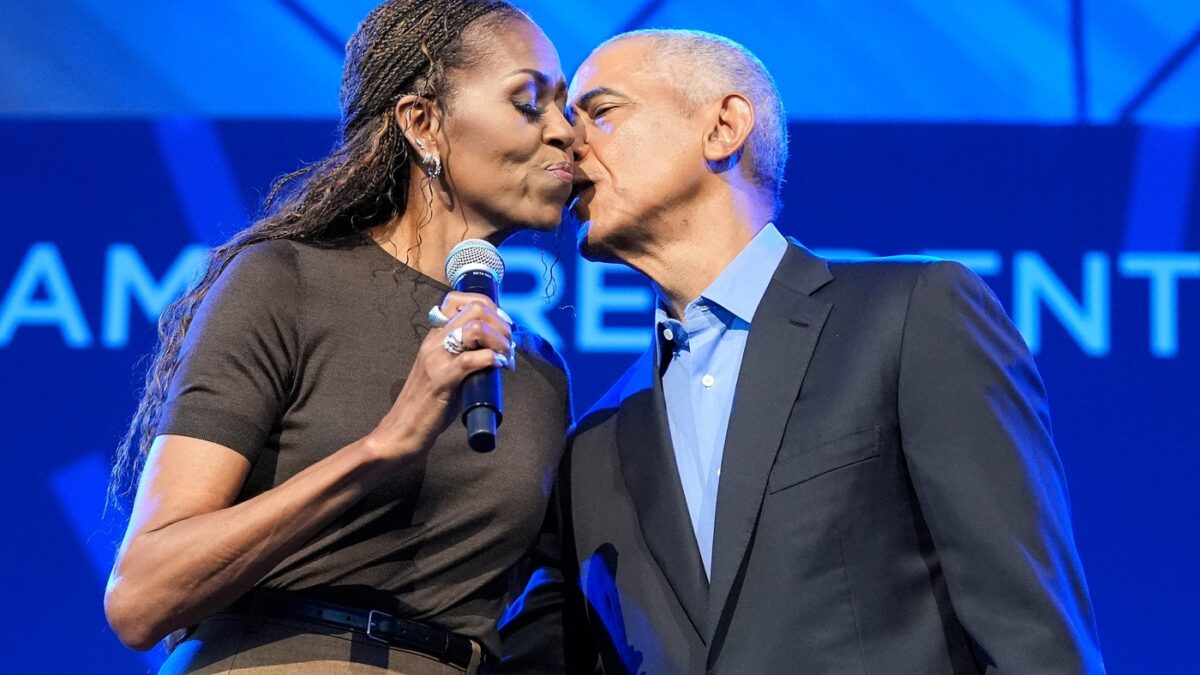 Michelle Obama: “Quando ci frequentavamo Barack stava in un appartamentino squallido in affitto con un amico. Niente aria condizionata. Le finestre erano aperte. Il sabato sera era una follia”