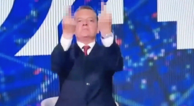 Doppio dito medio a RaiNews24, il giornalista Alessandro Baracchini sospeso dalla conduzione del Tg