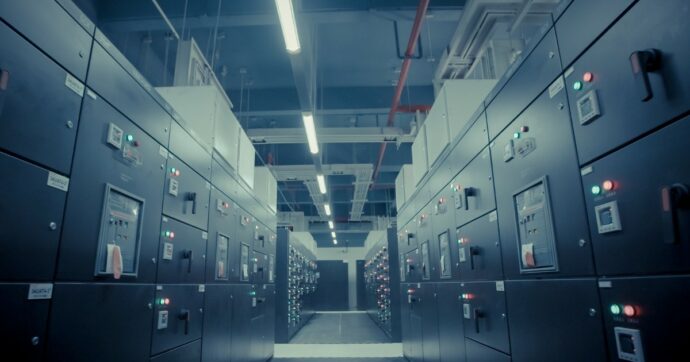 Copertina di La crescita vertiginosa (e disordinata) dei data center per alimentare l’intelligenza artificiale. E la legge lombarda permette strutture nelle aree naturali