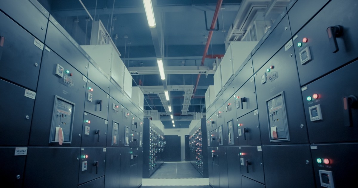 La crescita vertiginosa (e disordinata) dei data center per alimentare l’intelligenza artificiale: richieste di potenza a 84 gigawatt. E la legge lombarda permette strutture nelle aree naturali