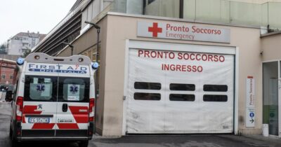 Copertina di Lite nella casa condivisa con 10 persone: 39enne muore dopo essere stato immobilizzato dai coinquilini, 5 arresti