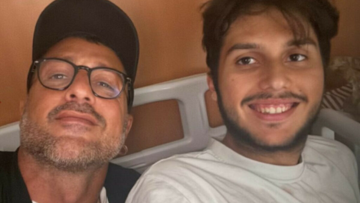 “Carlos ha la sindrome di Asperger e vive in una comunità. Se lo hai in casa e ci parli è un dono, anche nella sua malattia. La mamma è quello che è…”: le parole di Fabrizio Corona sul figlio