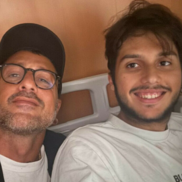 “Carlos ha la sindrome di Asperger e vive in una comunità. Se lo hai in casa e ci parli è un dono, anche nella sua malattia. La mamma è quello che è…”: le parole di Fabrizio Corona sul figlio
