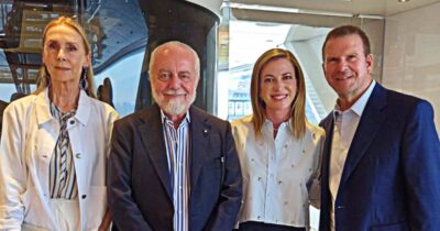 Copertina di L’ambasciatore Usa Fertitta: “Mi piacerebbe molto possedere una squadra di calcio in Italia”. L’incontro in yacht con De Laurentiis