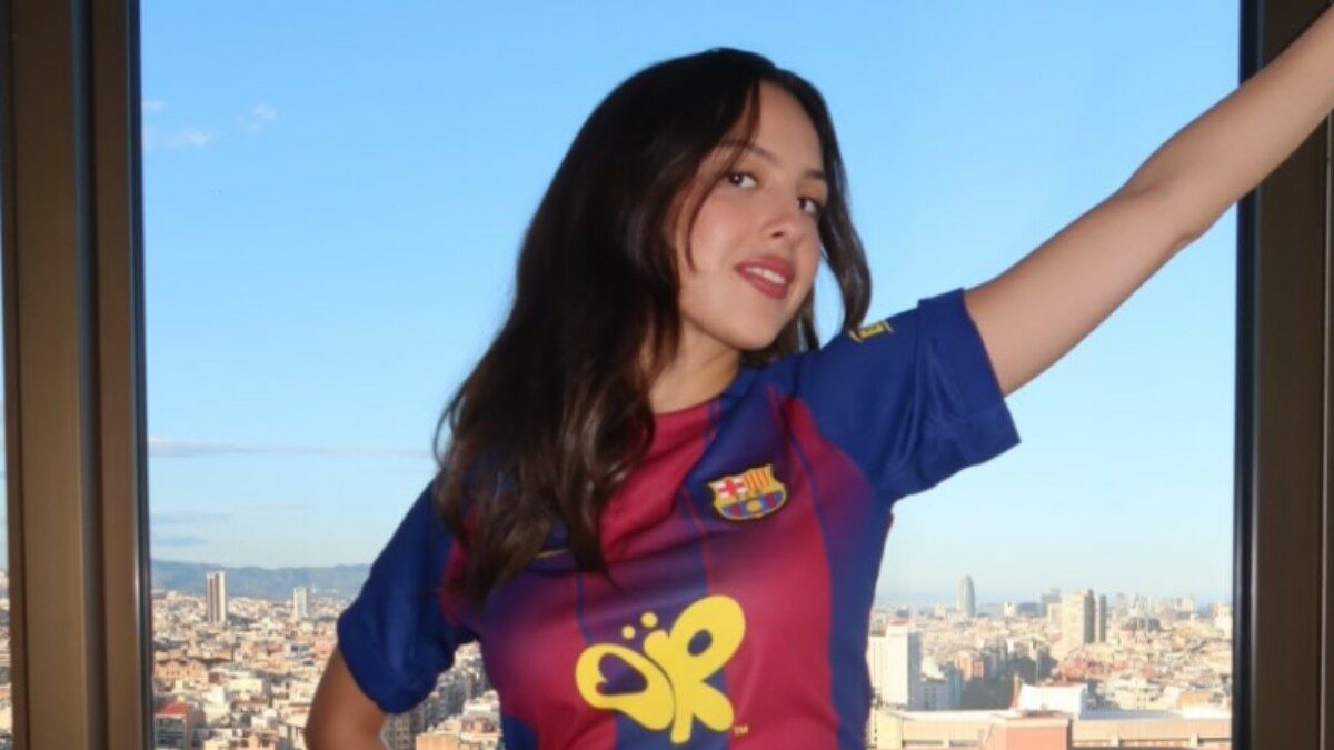“Cosa mi ha insegnato Robert Smith dei Cure? Che il segreto per una relazione duratura è avere bagni separati. Me lo ricorderò per il futuro”: la popstar dei record Olivia Rodrigo racconta
