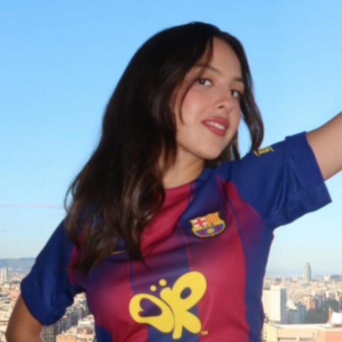 “Cosa mi ha insegnato Robert Smith dei Cure? Che il segreto per una relazione duratura è avere bagni separati. Me lo ricorderò per il futuro”: la popstar dei record Olivia Rodrigo racconta