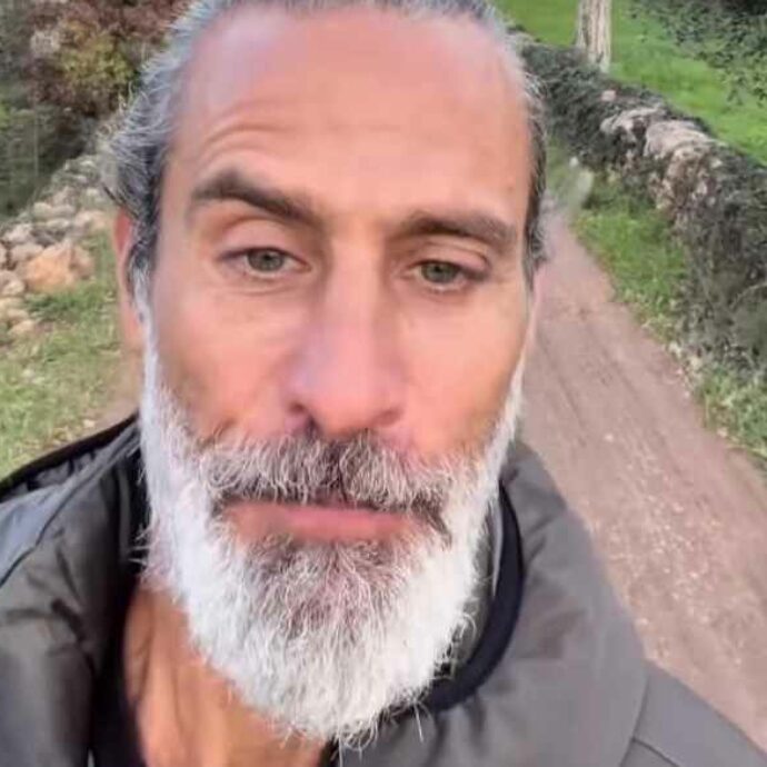 Raz Degan a processo dopo una discussione nel suo trullo tra Ostuni e Cisternino: denunciato da un elettricista, prima udienza a ottobre