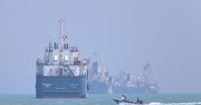 Copertina di Trump: “Droni iraniani su navi a Hormuz, è folle violazione del cessate il fuoco”. Media: “Raggiunto accordo quadro tra Israele e Libano”