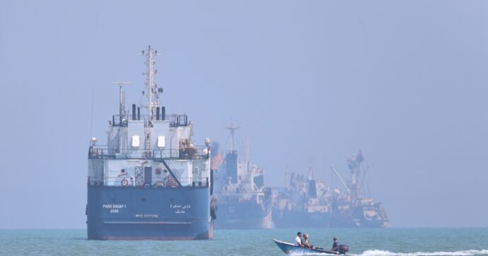 Media: “Intesa Usa-Iran per fermare i raid. Incontro su Hormuz in settimana”. Libano, il presidente del parlamento: “Accordo con Israele non sarà attuato”
