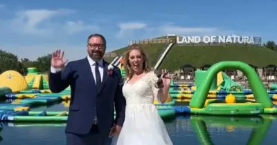 Copertina di Si sposano sei volte in poche settimane e poi si lanciano su uno scivolo acquatico in abito da cerimonia: la folle corsa di una coppia per il Guinness dei primati