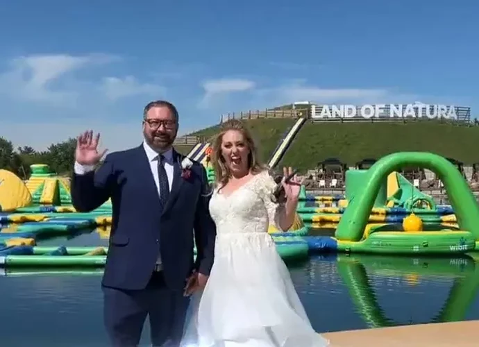 Si sposano sei volte in poche settimane e poi si lanciano su uno scivolo acquatico in abito da cerimonia: la folle corsa di una coppia per il Guinness dei primati