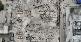 Copertina di Venezuela, il quartiere di San Bernardino a Caracas ridotto in macerie: le immagini riprese dall’alto