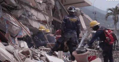 Copertina di In Venezuela si scava sotto le macerie: il video all’indomani del forte terremoto che ha devastato il Paese
