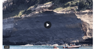 Copertina di “Un rumore assordante, come un tuono. Poi tutto è crollato e un’onda enorme si è abbattuta sulla spiaggia”: frana la scogliera a Biarritz, una vittima e un disperso tra i sub