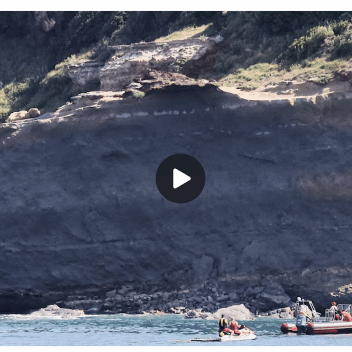 “Un rumore assordante, come un tuono. Poi tutto è crollato e un’onda enorme si è abbattuta sulla spiaggia”: frana la scogliera a Biarritz, una vittima e un disperso tra i sub