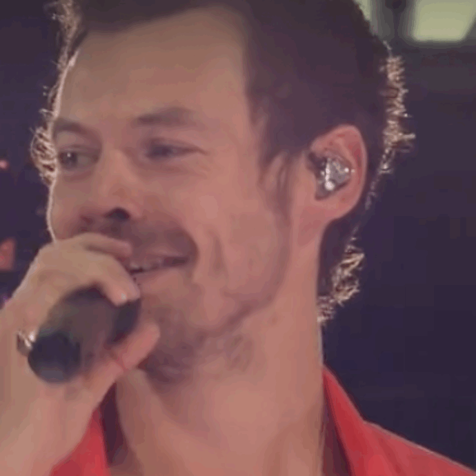 “Hai venduto foto dei piedi per venire qui?”: Harry Styles scherza con una fan e il video diventa virale