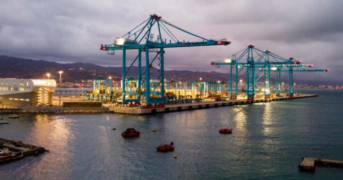 Liguria, la mega diga da 1,3 mld costruita dai migranti schiavi. Inchiesta della procura di Savona sui cantieri della grande opera di Genova, la più costosa del Pnrr