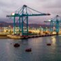 Copertina di Liguria, la mega diga da 1,3 mld costruita dai migranti schiavi. Inchiesta della procura di Savona sui cantieri della grande opera di Genova, la più costosa del Pnrr