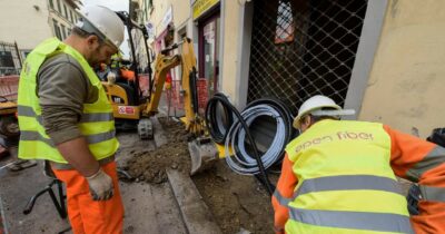 Copertina di Fibra, la guerra sui prezzi  pagata dai  clienti: subito rincari in bolletta
