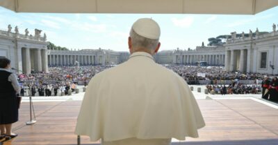 Copertina di Il Papa ‘tessitore’ riunisce i cardinali. E si dimostra ancora una volta la scelta azzeccata